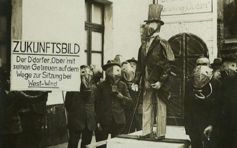 1928 - Düsseldorfer Oberbürgermeister mit Gasmaske - Neusser Qualm