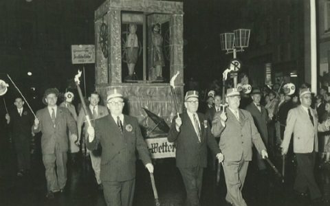 1953 - Wetterhäuschen auf dem Neusser Rathaus